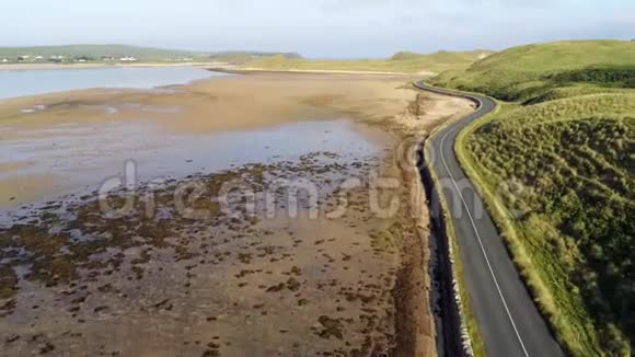 弯曲的沿海公路的空中视频的预览图