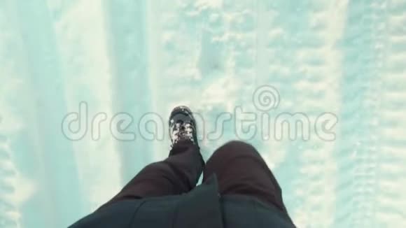 在雪道上行走的男性脚上的俯视图一个穿靴子的家伙视频的预览图