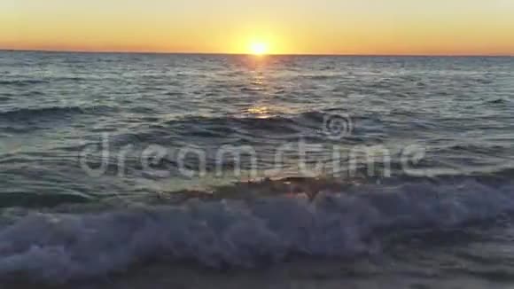 日落于平静的海洋只有海面上的小波浪马达加斯加阿那考视频的预览图