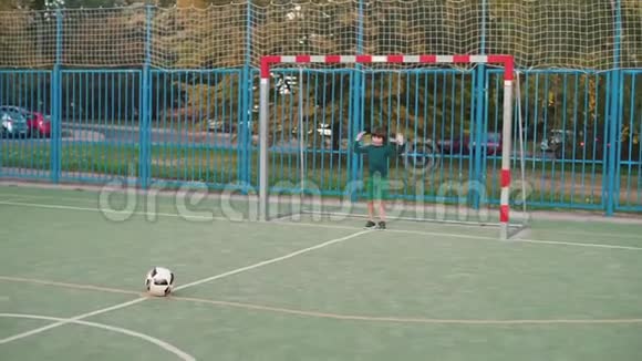 那个男孩在球门上踢足球视频的预览图