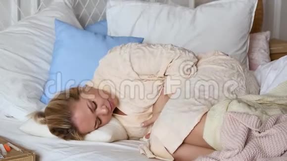 在家里坐在床上的女人很痛苦视频的预览图
