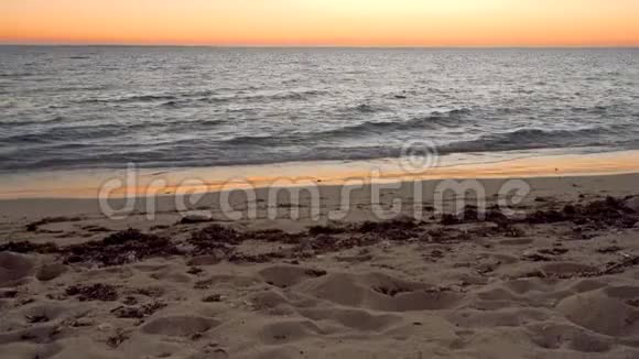 平静的海洋在马达加斯加的阿那考日落后海滩附近的小波浪视频的预览图