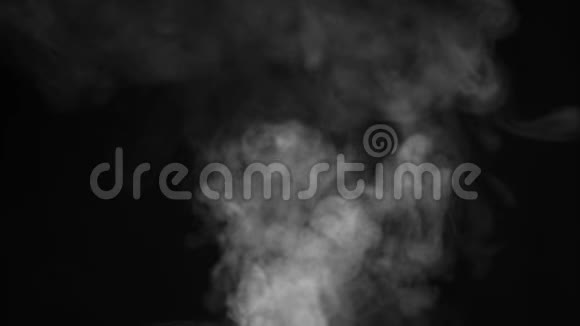 烟雾弥漫的雾气从下到上的现实抽象烟雾蒸气效应慢动作的白烟视频的预览图