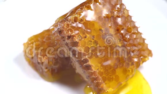 Honeyclose4琥珀甜蜜蜂窝透明的蜂蜜顺着蜂窝流下来视频的预览图