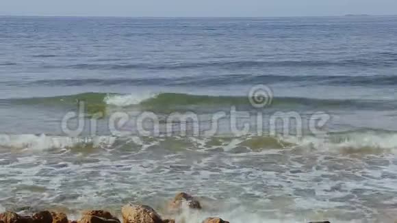 石滩上的海柔波视频的预览图