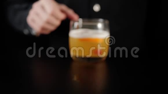 威士忌酸鸡尾酒调酒师用波旁威士忌糖浆柠檬汁制成的成品鸡尾酒视频的预览图