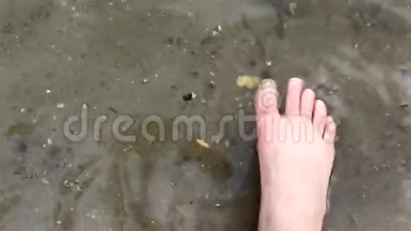 人的腿溅在水里视频的预览图