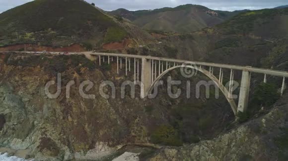 比克斯比大桥和太平洋大苏尔加利福尼亚美国鸟瞰图视频的预览图