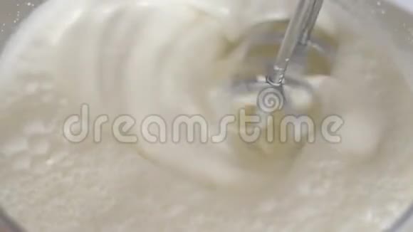 Whippingcreamwithamixer2用搅拌器搅拌奶油奶油上的泡泡视频的预览图