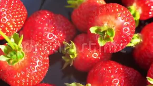 草莓特写深色背景下新鲜草莓的宏观图像视频的预览图
