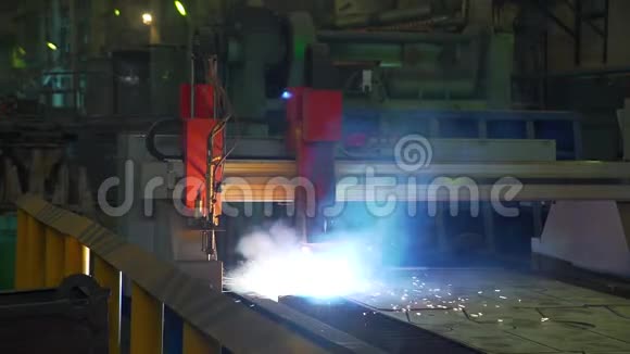 工业厂房金属激光切割机视频的预览图