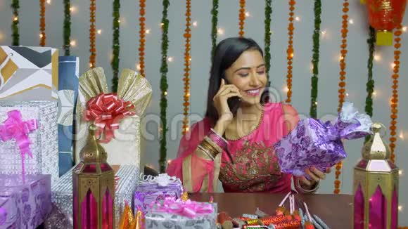 美丽的印度女性希望她的朋友快乐的排灯节通过电话节日背景视频的预览图
