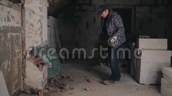 人用大锤打破砖墙视频的预览图