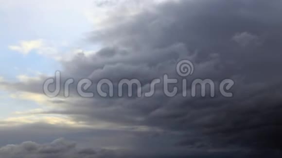 天空有灰色的云暴风雨的时间流逝视频的预览图