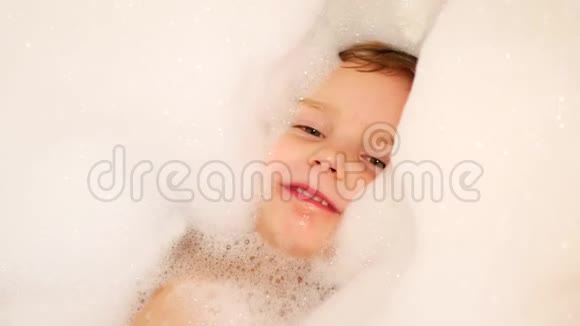 孩子洗澡玩泡沫视频的预览图