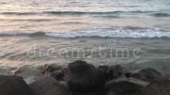 岩石上的海浪视频的预览图