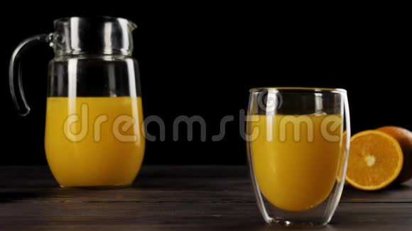 宽的橙色卷在木制桌子上上面装饰着装饰器和橘子背景是软焦的视频的预览图