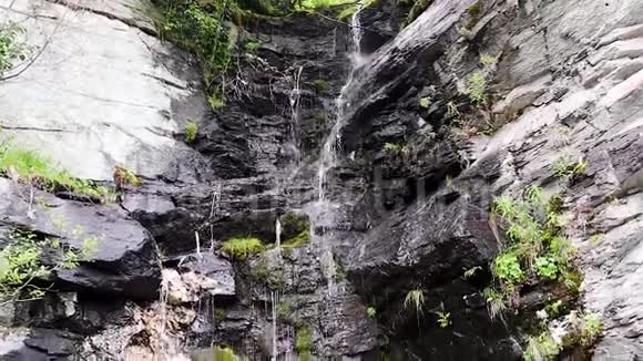 水从黑色的石头中滴落小瀑布视频的预览图