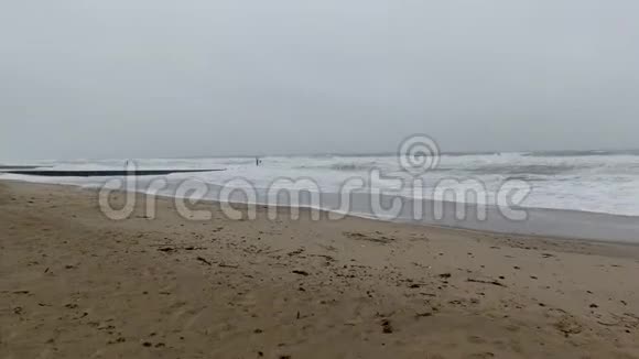 斯亚拉号风暴降落在英格兰西南海岸巨浪肆虐狂风暴雨视频的预览图