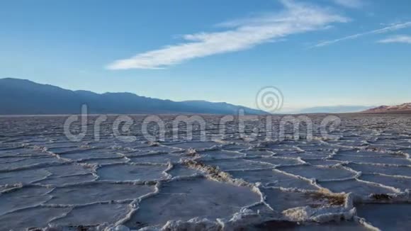 晴天的坏水盆地死亡谷国家公园美国加利福尼亚视频的预览图