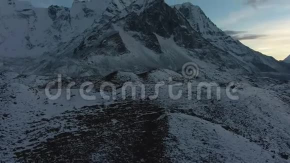 日落时的阿马达布拉姆山喜马拉雅山尼泊尔鸟瞰图视频的预览图