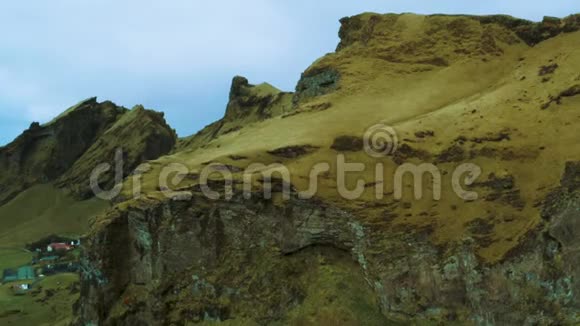 美丽的鸟瞰悬崖附近的绿岩山航拍冰岛山脉的美景无人机视图视频的预览图