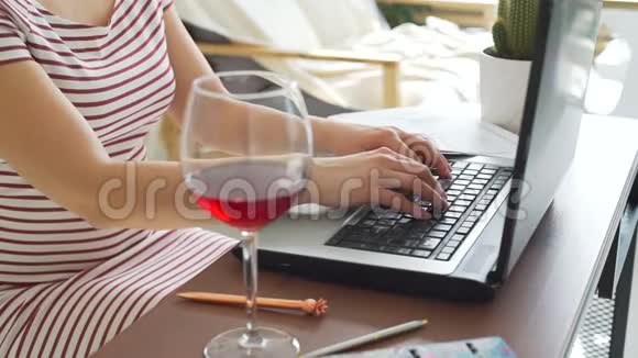 在笔记本电脑上远程工作的妇女特写视频的预览图