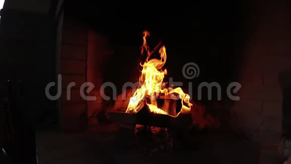 在壁炉里生火慢动作视频的预览图