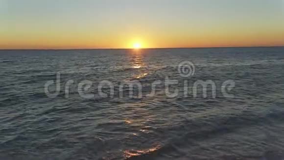 马达加斯加阿那考平静的海面上日落视频的预览图