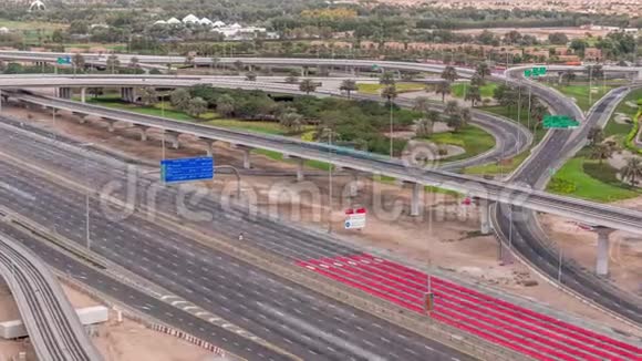 鸟瞰谢赫扎耶德公路附近迪拜码头和JLT时间推移迪拜视频的预览图