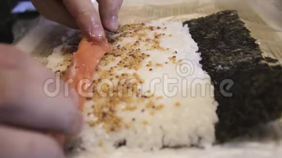 这个人用鲑鱼奶酪和黄瓜在诺里的床单上做寿司视频的预览图