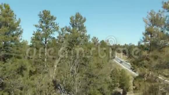 凯巴国家森林大峡谷和公路美国亚利桑那州鸟瞰图视频的预览图