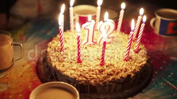 在生日蛋糕上点燃蜡烛视频的预览图