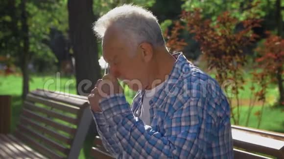 退休老人在户外放松看书享受退休生活视频的预览图