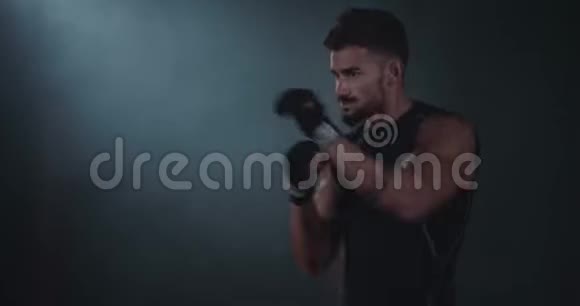 镜头前一位拳击手在一个十字健身课上的肖像特写镜头非常集中和吸引人视频的预览图