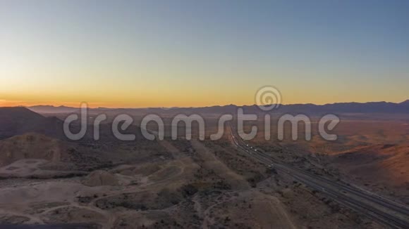 日落沙漠公路上的交通美国亚利桑那州鸟瞰图视频的预览图
