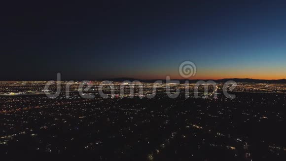 拉斯维加斯日出城景早晨暮光之城美国内华达州鸟瞰图视频的预览图