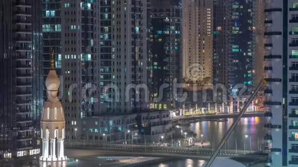 迪拜码头摩天大楼和长廊空中夜晚时间迪拜阿拉伯联合酋长国视频的预览图