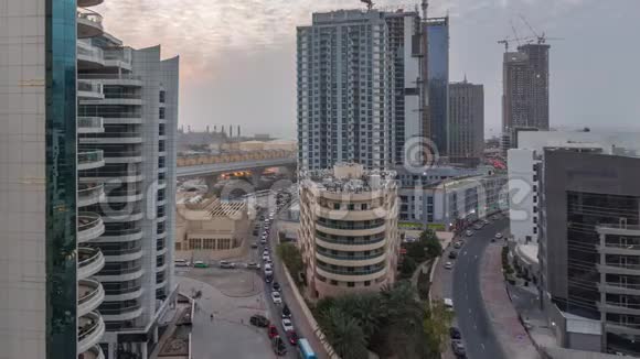 迪拜码头摩天大楼港口有豪华游艇和码头长廊白天到晚上迪拜联合阿拉伯视频的预览图