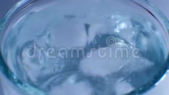 一杯冰纯饮用水视频的预览图