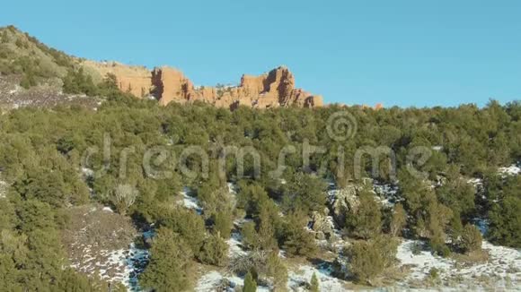 冬天的红色峡谷迪克西国家森林美国犹他州鸟瞰图视频的预览图