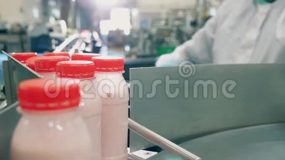 带牛奶的瓶子被从皮带上移开视频的预览图