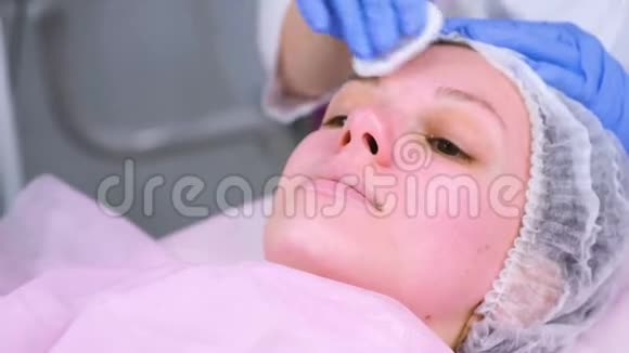 美容师用棉垫洗脸准备清洗脸视频的预览图