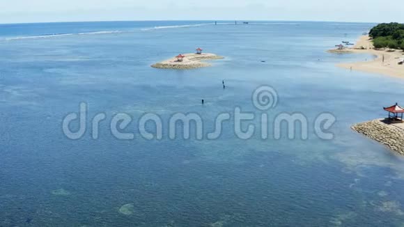 登巴萨印度尼西亚2020年1月10日传统巴厘岛渔民在浅水区的萨努尔海滩空中飞行视频的预览图
