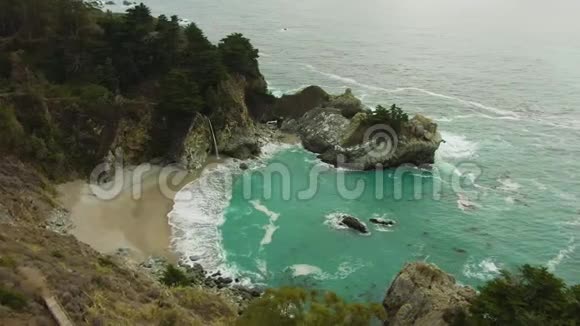 麦克威海滩和麦克威瀑布大苏尔加利福尼亚美国鸟瞰图视频的预览图