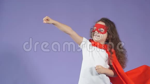 戴着红色面具和斗篷的活泼可爱的小女孩视频的预览图