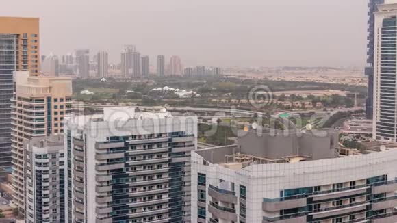 迪拜高尔夫球场背景是空中时间推移有一个城市景观Gereens和Tecom地区视频的预览图