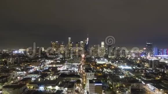 洛杉矶市中心的夜晚加州美国鸟瞰图视频的预览图