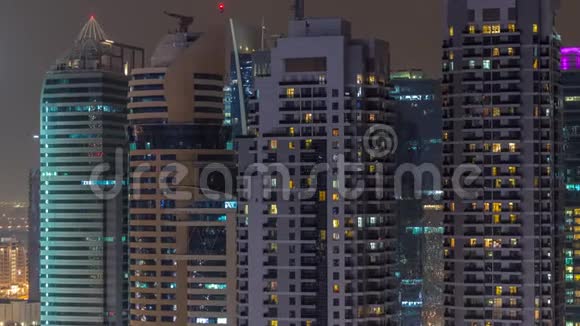 阿联酋迪拜朱美拉湖塔的住宅和办公大楼高空夜晚时间视频的预览图