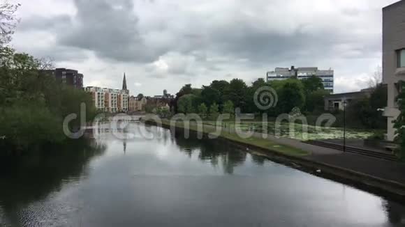 贝德福德市中心的河流视频的预览图
